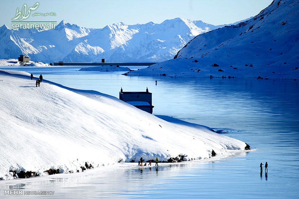 عکس/تفریح مردم سوئیس روی آب‌های یخ زده