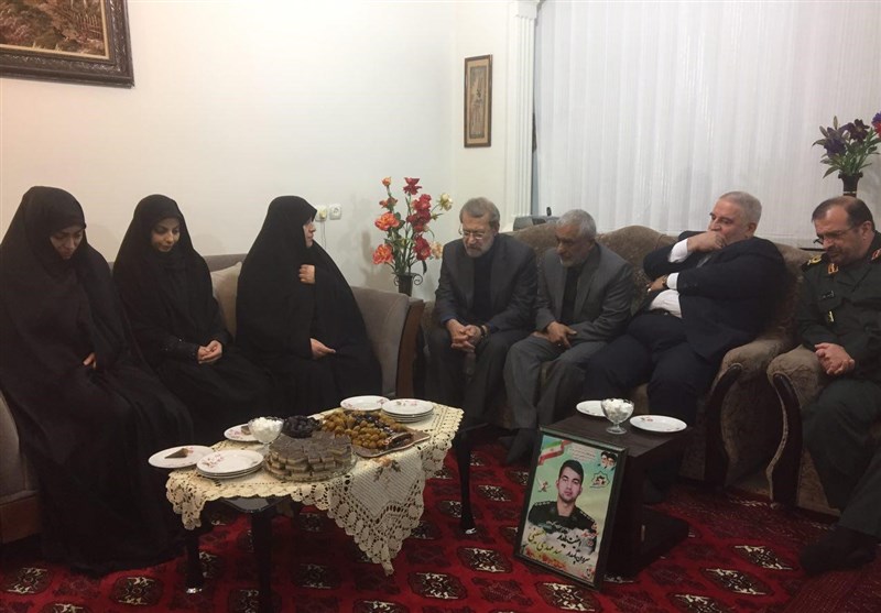 دیدار رئیس مجلس با خانواده شهید حسینی+تصاویر
