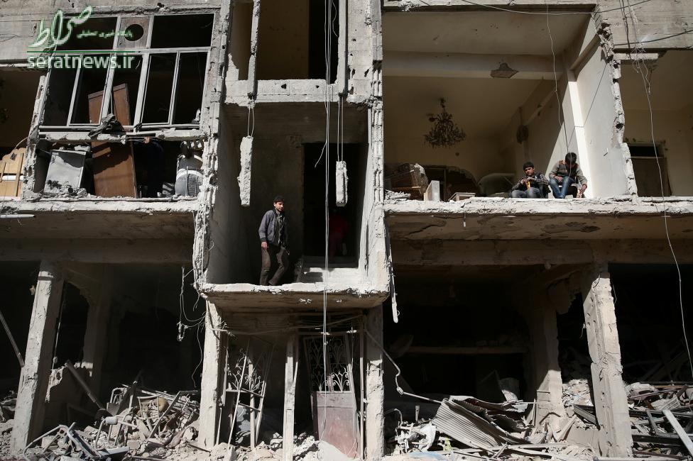 عکس/هجوم مردم به ساختمان ویران شده از بمباران