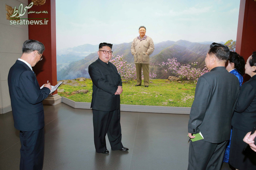 عکس/ رهبر کره شمالی مقابل تصویری از پدرش در موزه
