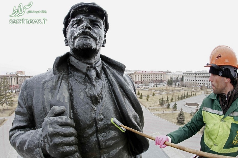 عکس/ شستشوی مجسمه بنیانگذار اتحاد شوروی