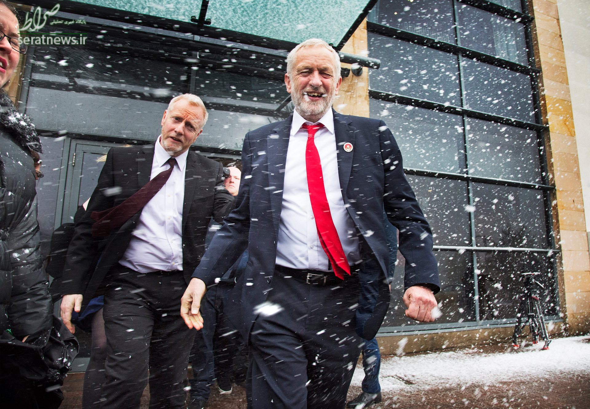 جرمی کوربین رهبر حزب کارگر انگلیس در برف