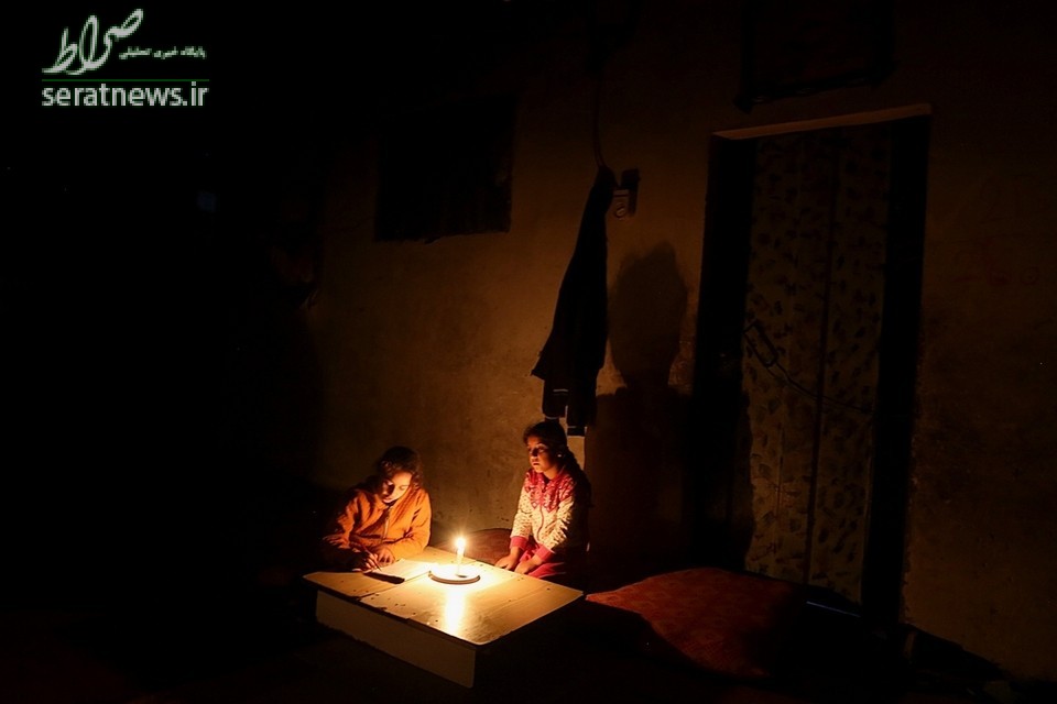 درس خواندن دختران پناهجوی فلسطینی زیر نور شمع در جنوب نوار غزه
