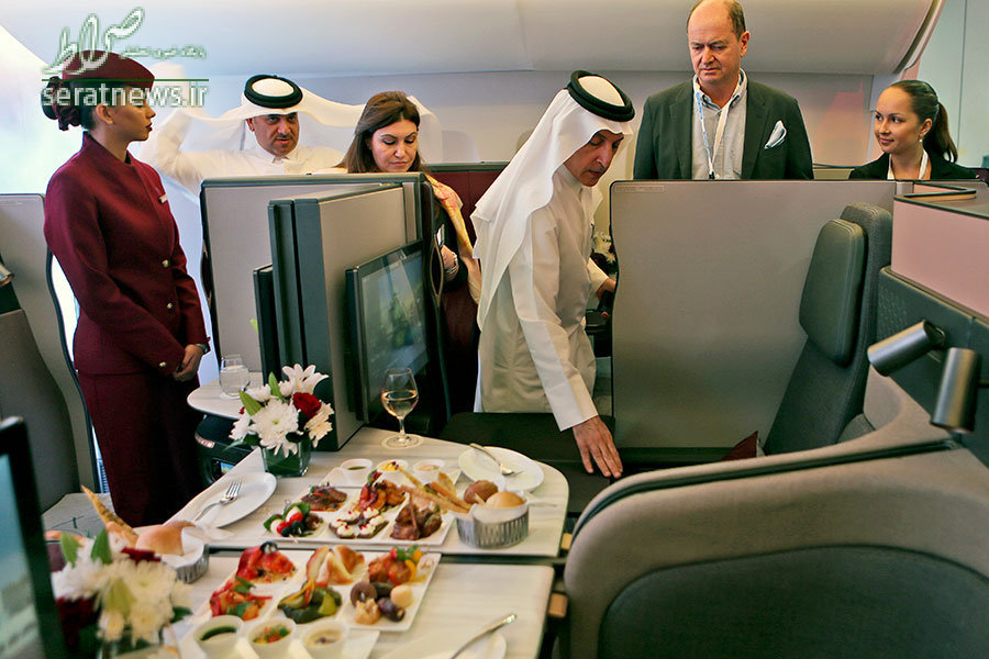 اکبر الباکر مدیر عامل شرکت هواپیمایی قطر ایروز در حال بررسی وضعیت داخلی یک هواپیما