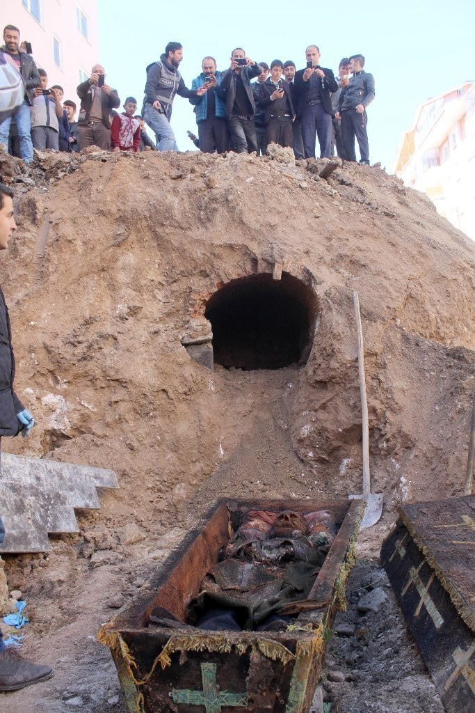 عکس/ کشف جسد افسر روس در ترکیه بعد از ۱۴۰ سال!