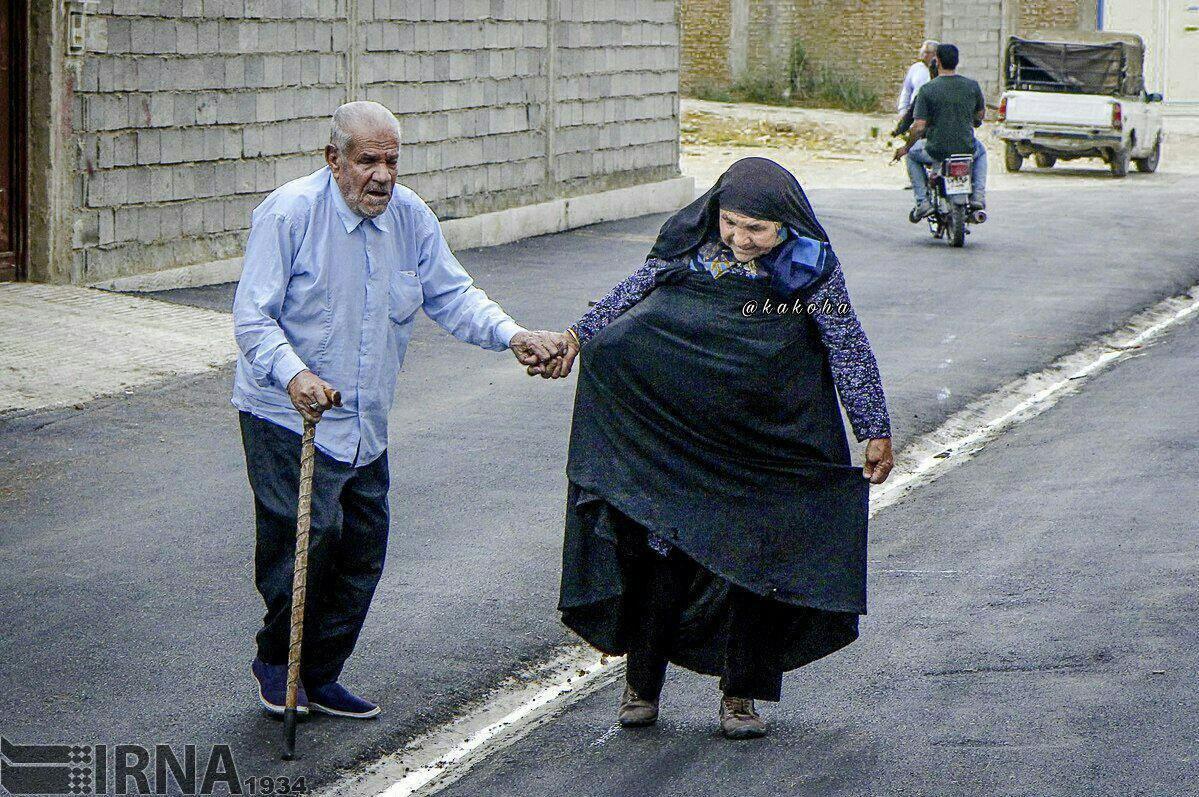 عکس/ گردش پیرزن 75 ساله و همسر نابینای 83‌ ساله در 