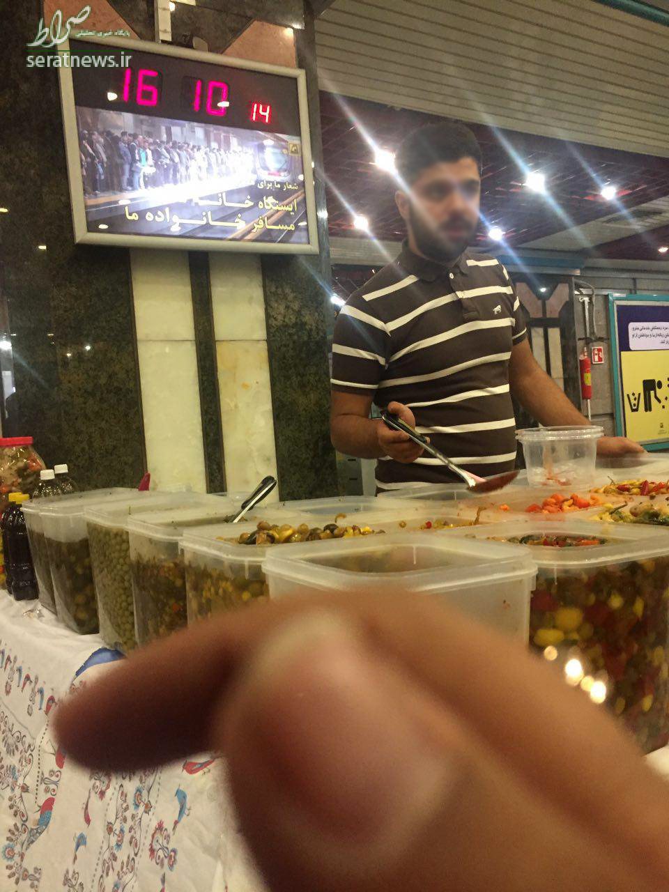 متروی تهران چگونه به بازار شام تبدیل شد؟/ از ترشی و باقلوا تا رژ لب و مانتو در ایستگاه های مترو به صورت قانونی!/ مسئولین نظارتی و مدیران بهداشت در خواب مصلحتی! + فیلم و تصاویر