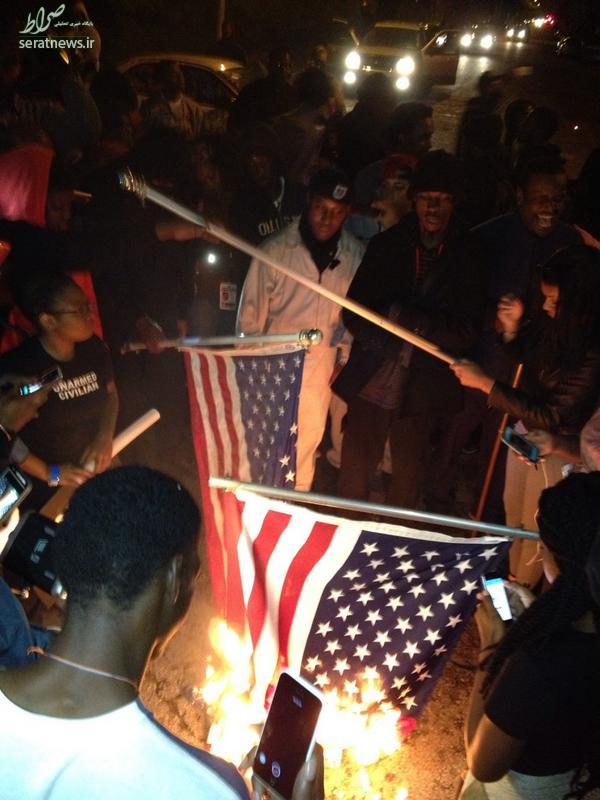 معترضان تبعیض نژادی پرچم آمریکا را به آتش کشیدند+عکس