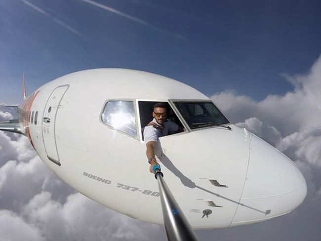 سلفی های خطرناک یک خلبان با هواپیمای در حال پرواز +عکس