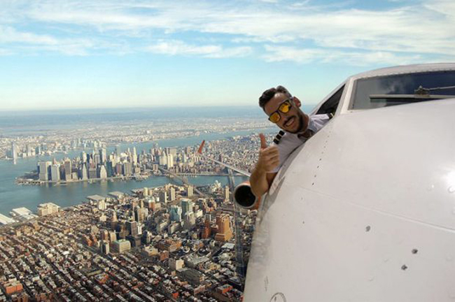 سلفی های خطرناک یک خلبان با هواپیمای در حال پرواز +عکس