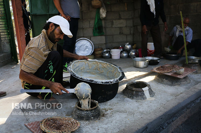 پخت حلیم در خمره‌های گِلی در محرم +عکس