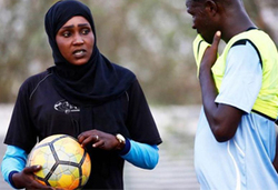 اولین زن عرب مربی فوتبال مردان را بشناسید + عکس
