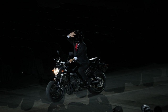 ورود متفاوت رئیس‌جمهور اندونزی به مراسم افتتاحیه بازی‌های آسیایی/ سوار بر موتور، با کلاه ایمنی