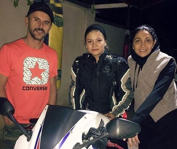 عکس/ امین حیایی و همسرش با بانوی موتورسوار ایران