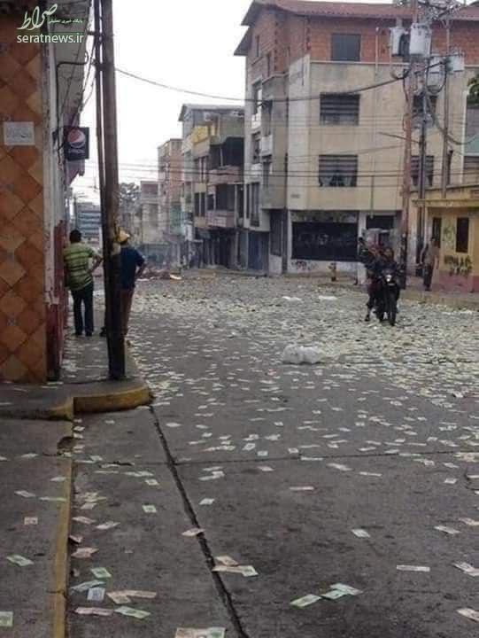 عکس/ مردم ونزوئلا اسکناسهای خود را به خیابان ریختند