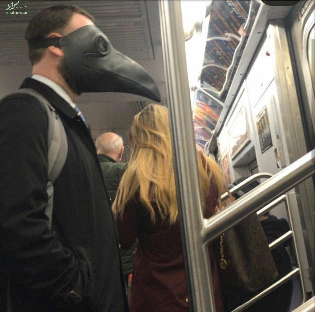 مردی با ماسک عجیب و غریب در مترو + عکس