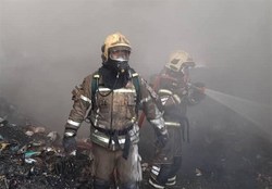 آتش‌سوزی گسترده در سوله بزرگ نگهداری تنقلات + تصاویر