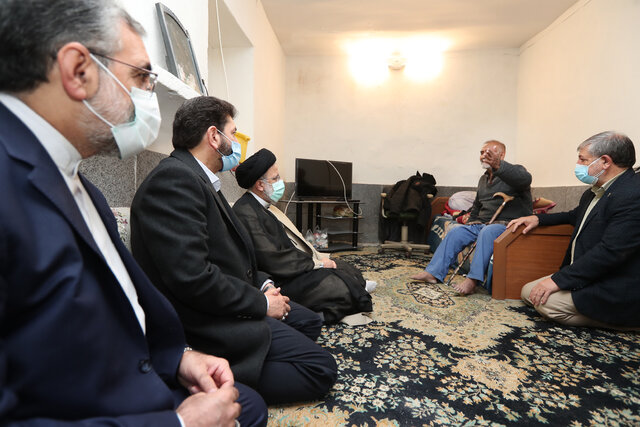 حضور رئیس‌جمهور در منزل دو شهید سرافراز دوران دفاع مقدس