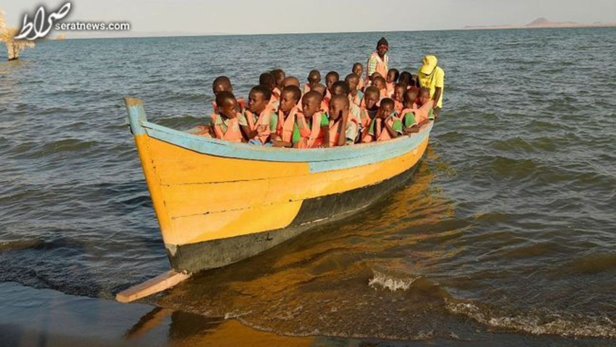 عکس / دانش آموزان در شمال کنیا با قایق به مدرسه می‌روند