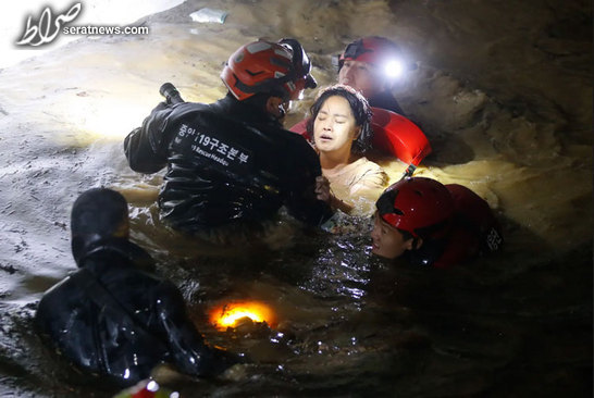عکس / نجات یک زن گرفتار در سیلاب در یک پارکینگ زیر زمینی در شهر پوهانگ کره جنوبی