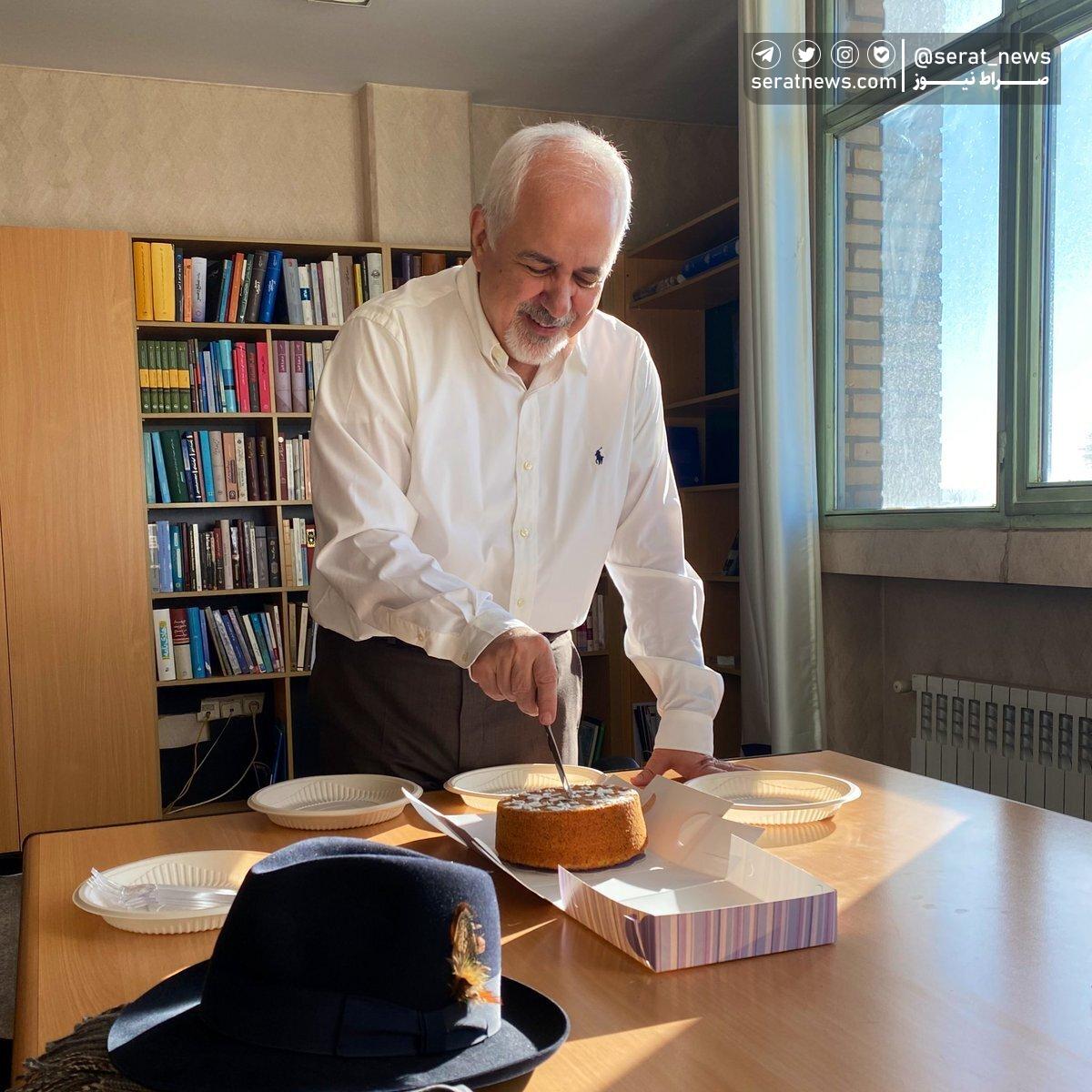 عکس / محمدجواد ظریف در حین بریدن کیک تولد در دفتر کارش