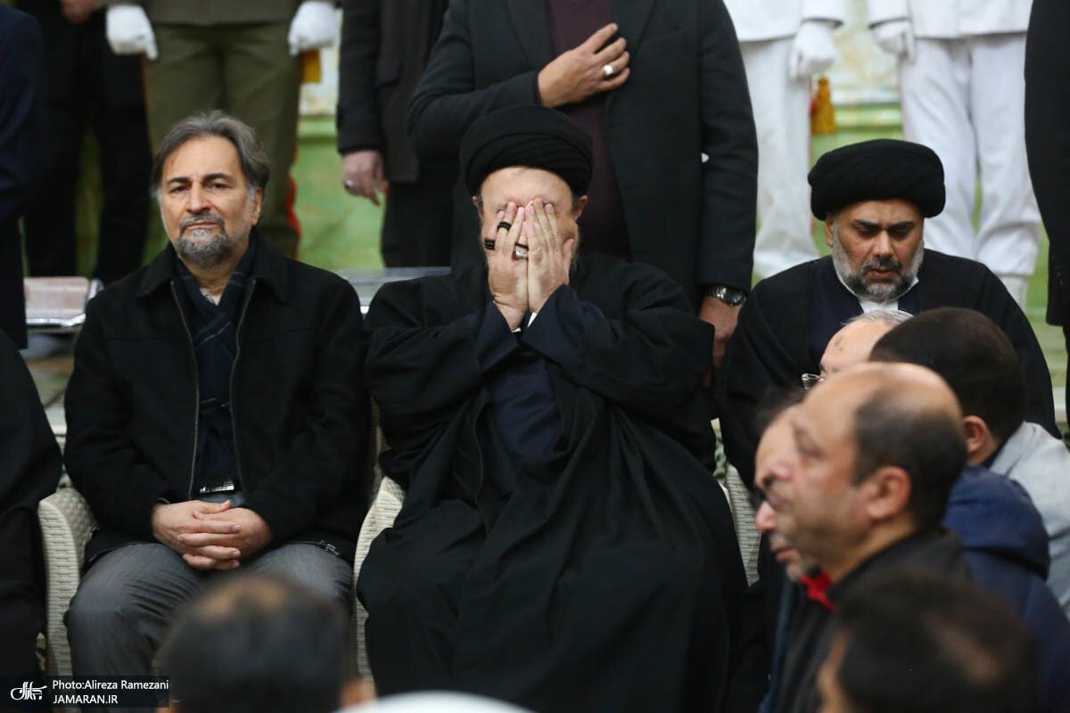 اشک‌ ریختن سیدحسن خمینی در مراسم تشییع پدر همسرش +عکس
