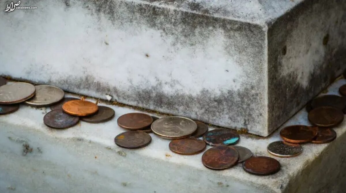 چرا آمریکایی‌ها روی قبر سکه می‌گذارند؟