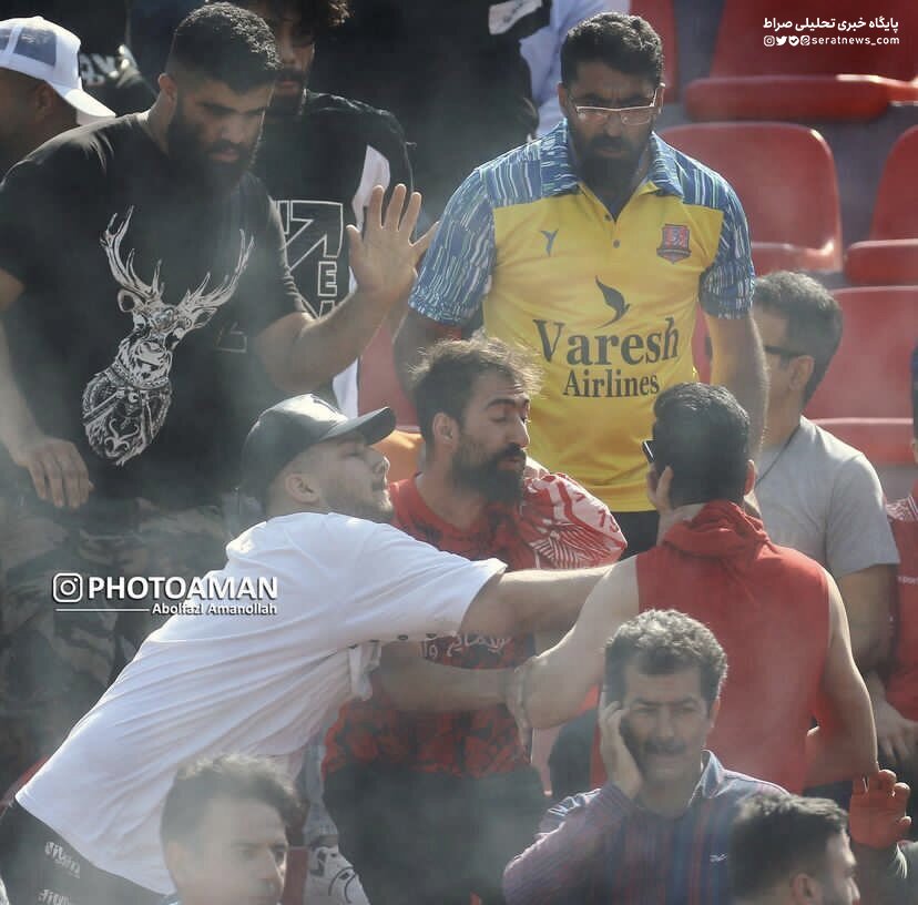 عکس / درگیری شدید هواداران پرسپولیس و نساجی در ورزشگاه