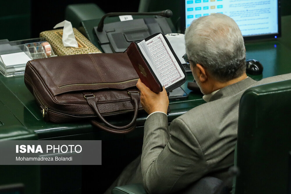 تصویری از عبادت یک نماینده در حین برگزاری جلسه علنی مجلس! + عکس
