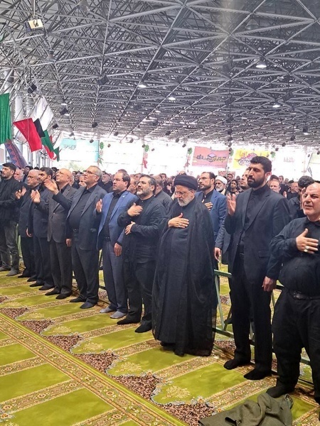 سینه زنی رئیسی در جمع عزاداران حسینی در مصلای دانشگاه تهران (عکس)