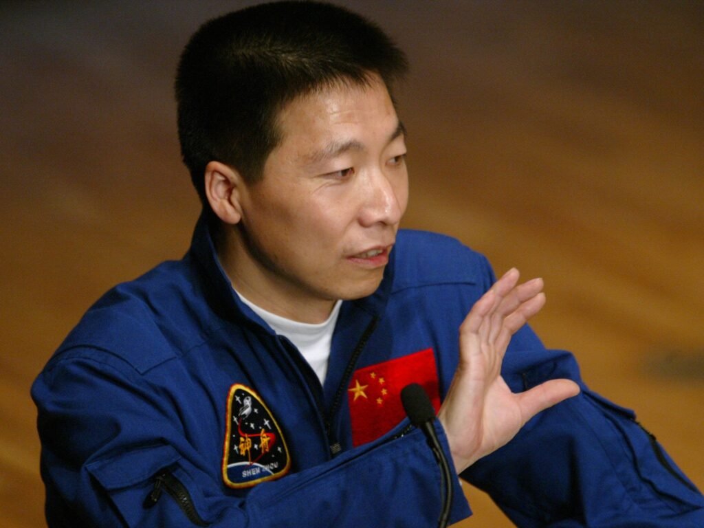 اولین مأموریت سرنشین‌دار چین، به فضا پرتاب شد