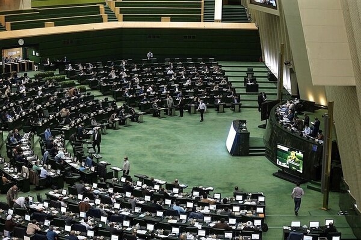 مخالفت مجلس با استعفای الیاس نادران