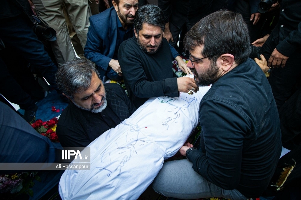 عکس/ شهید گمنام در آغوش وزیر