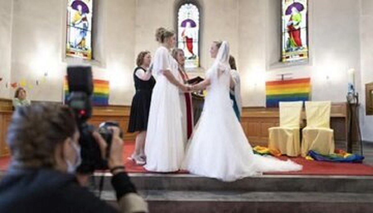 حضور کشیش‌ها در مراسم تبرک زوج‌های همجنسگرا آزاد شد!