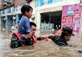 فیلم / خیابان‌های چین در آب غرق شد/ حجم سیلاب را ببینید
