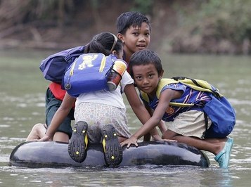  دانش آموزان یک مدرسه ابتدایی در استان «ریزال» فیلیپین هم با سوار شدن برروی یک تایر خودشان را به مدرسه می رسانند.