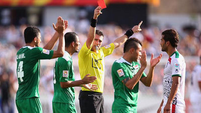 لحظه دریافت کارت قرمز « مهرداد پولادی» در بازی ایران و عراق توسط « بنجامین ویلیامز» داور استرالیایی