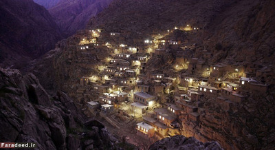 روستاها در ایران مانند همه جای دنیااست، مثل روستای پلنگان در غرب ایران و مرز با عراق و ماسوله در شمال. اگر چیز جالب در این عکس هست به خاطر نورها است نه خانه ها!