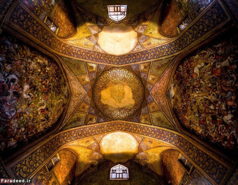 واقعا متوجه هستید که در ایران همه سقف ها سفید است فقط سقف چهل ستون اصفهان است که زیادی اغراق امیز است!  