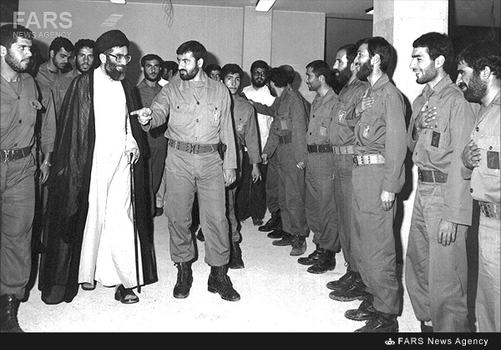 8.‌آیت‌الله خامنه‌ای دربازدید از یکی از مراکز سپاه پاسداران انقلاب اسلامی ـ 1363