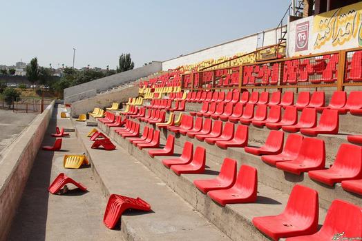 تعداد زیادی از صندلی های ورزشگاه کنده شده و اقدامی برای جایگزین کردن آنها صورت نگرفته است. 