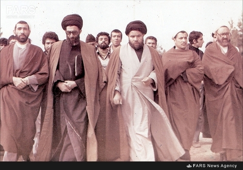 آیت‌الله اکبر هاشمی رفسنجانی در کنار آیات:خامنه‌ای، مطهری و با هنردر یکی از راهپیمایی‌های انقلاب - 1357 