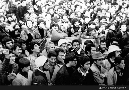 آیت الله اکبر هاشمی رفسنجانی در کنار شهید دکتر محمدجواد باهنر در یکی از راهپیمایی های انقلاب - 1357