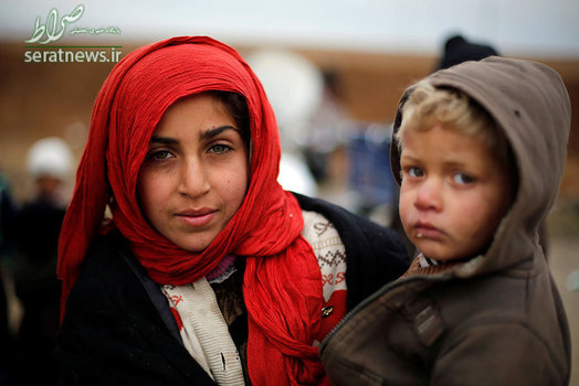 دختر عراقی به همراه برادرش که از خانه و کاشانه خود در موصل آواره شده