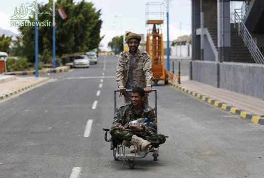 دو رزمنده انصارالله یمن با یک چرخ ویژه حمل چمدان در فرودگاه بین المللی یمن در صنعا