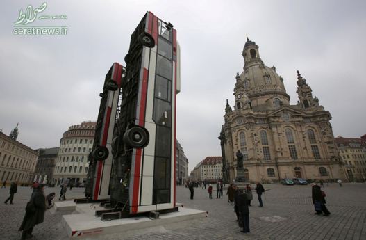 بنای یادبود هنرمند سوری ساخته شده از سه اتوبوس مسافربری در شهر درسدن آلمان