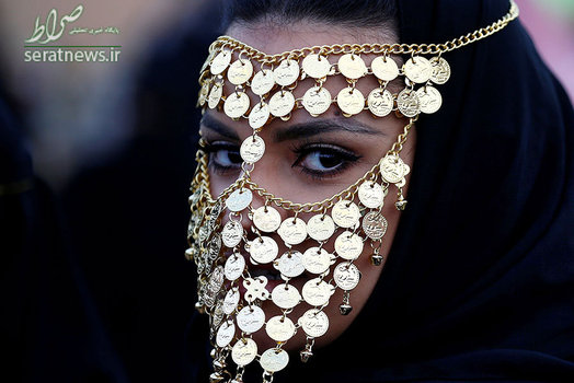 یک زن در مراسم جشنواره فرهنگی جنادریه در حومه ریاض عربستان