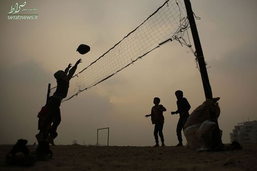 پسران فلسطینی در غزه با توپ پلاستیکی ساخته شده از پاکت فریزر و زباله والیبال بازی می کنند