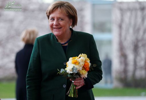 آنگلا مرکل صدراعظم آلمان پس از دریافت گل از بروت پاهور رییس جمهور اسلوونی 