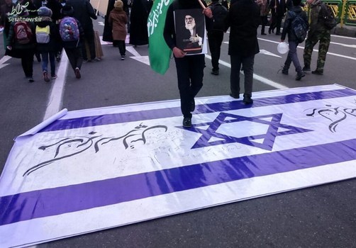 پرچم رژیم صهیونیستی زیر پای راه‌پیمایی‌کنندگان تهرانی